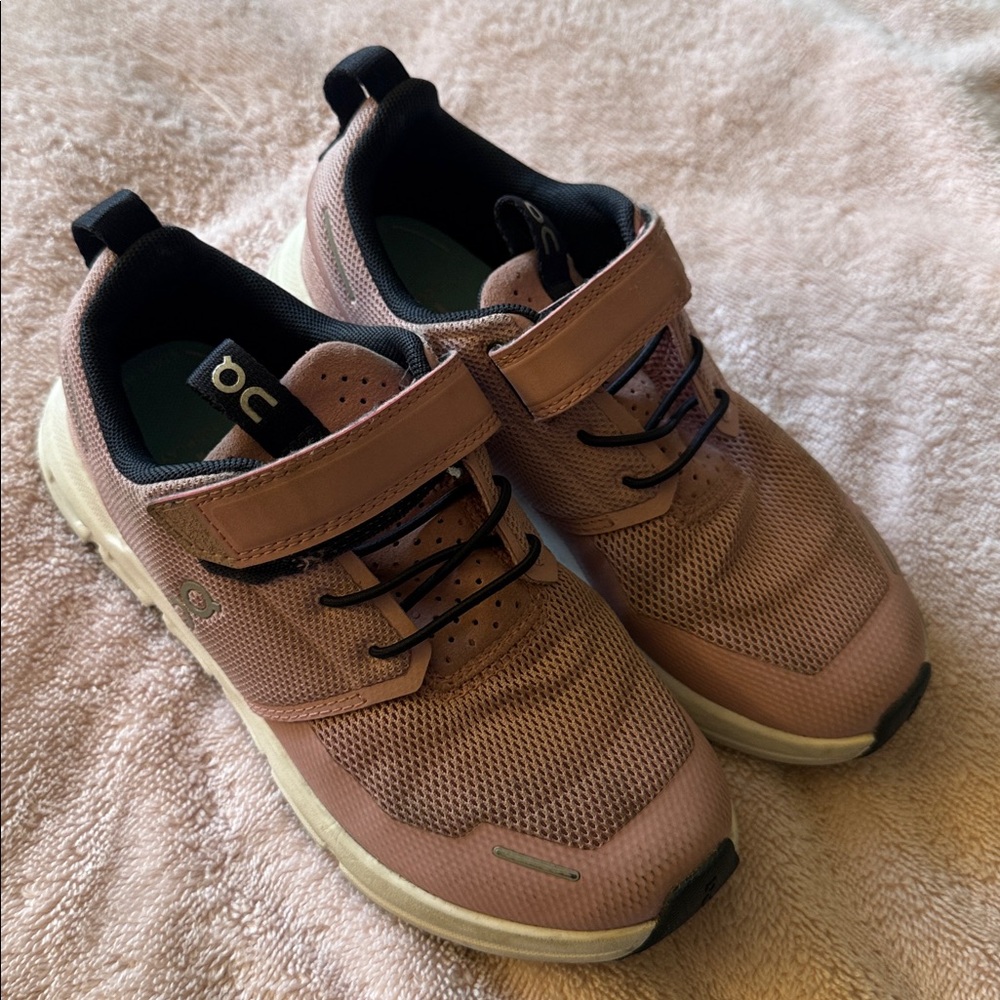 On Running Kids Sneakers in Light Pink and White